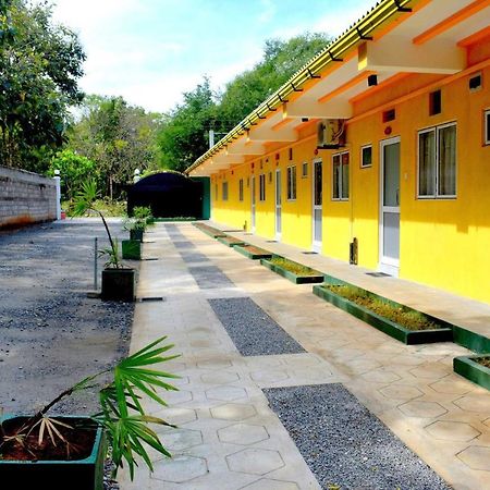 Sri Mayura Holiday Resort 카타라가마 외부 사진