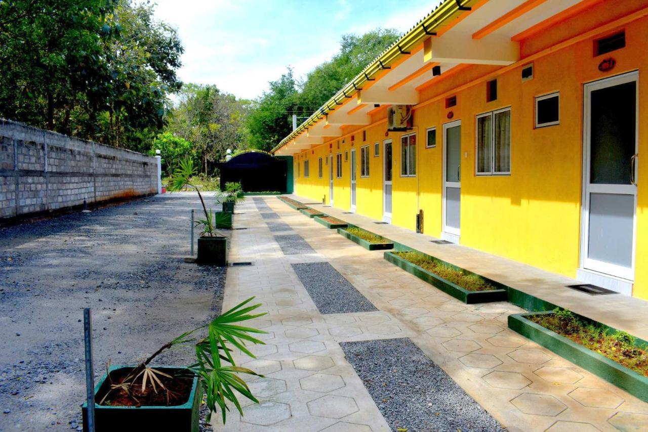 Sri Mayura Holiday Resort 카타라가마 외부 사진