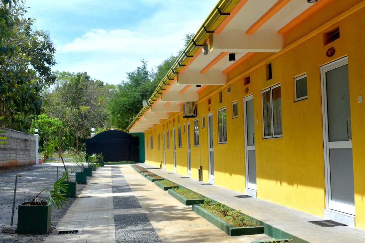 Sri Mayura Holiday Resort 카타라가마 외부 사진